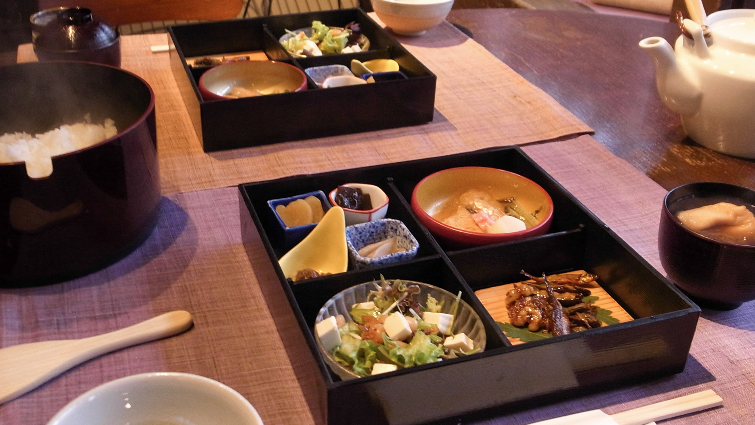 【和食】は本館では「談話室」、別邸では「ラウンジ」で。近江麻のランチョンマットの感触もお楽しみ下さい