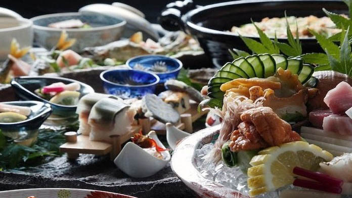 【夕食提携店④「ひさご寿し」】コース料理は１２～１３品出ますので、お腹も心もいっぱいに。