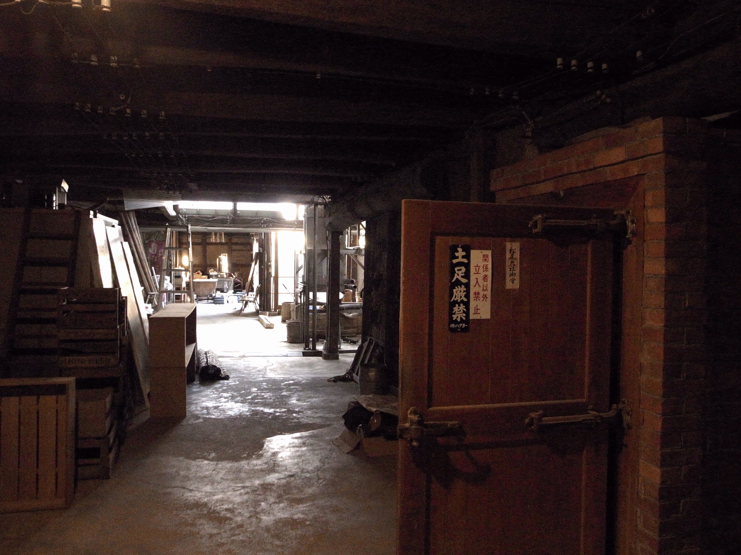 【酒蔵跡（見学可）】元の製麹室。レンガ作りの堅固な入口。