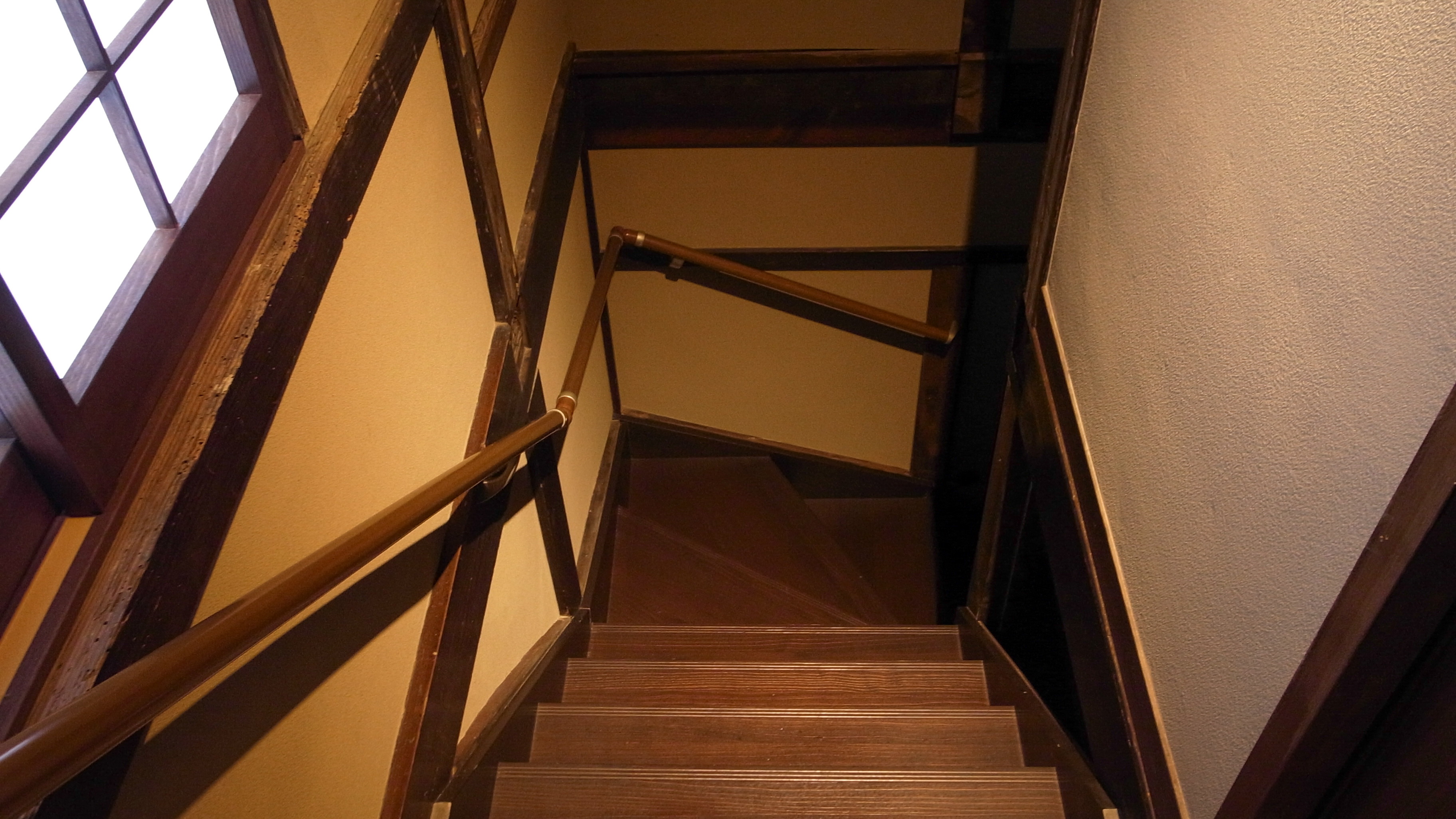 ＜離れの間＞1階へと降りる階段。L字型に曲がります。