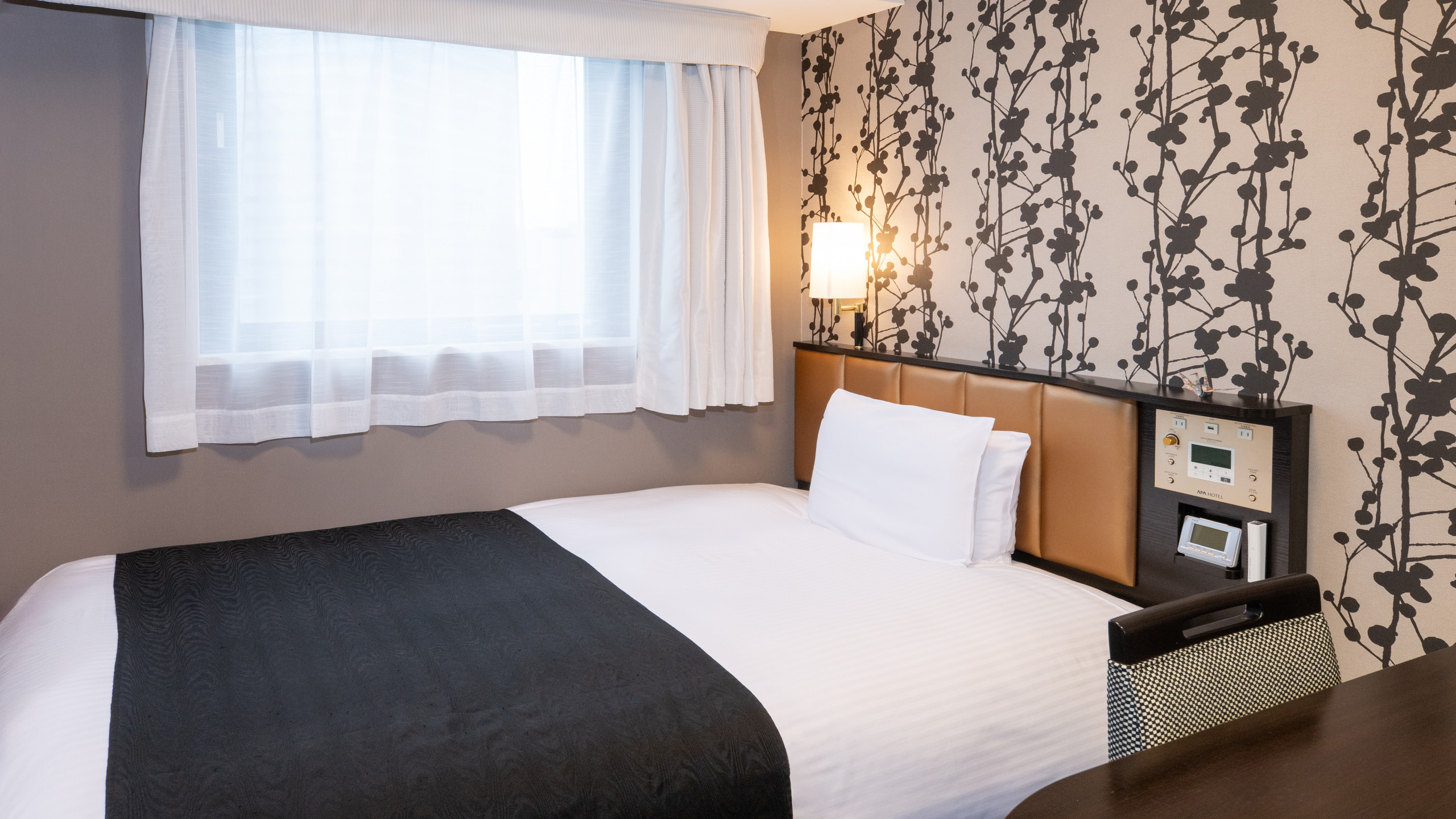 広々した142cmのワイドベッドを設置。お部屋でゆっくりお寛ぎください