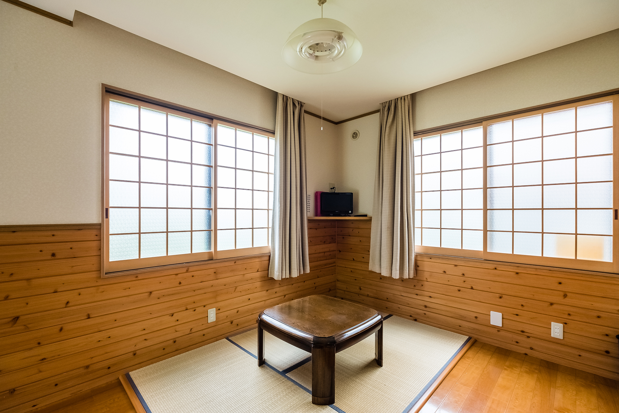 小型グランピングコテージ内部　リビング