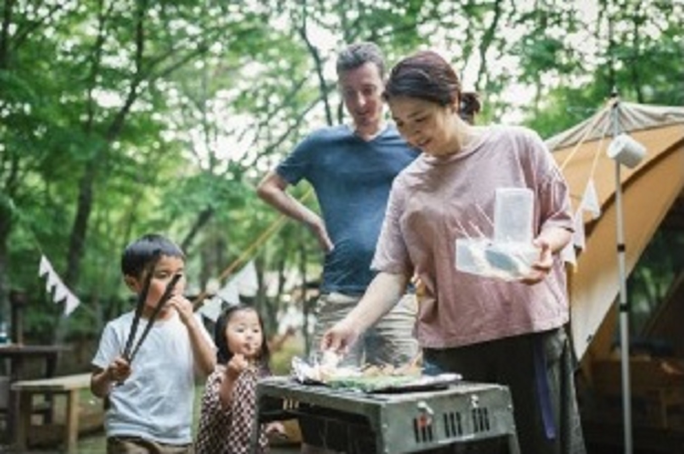 小型グランピングコテージ　家族と一緒にBBQ