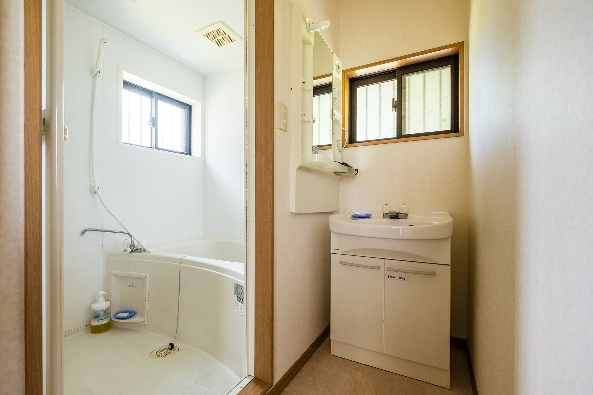 小型グランピングコテージ　浴室・洗面室