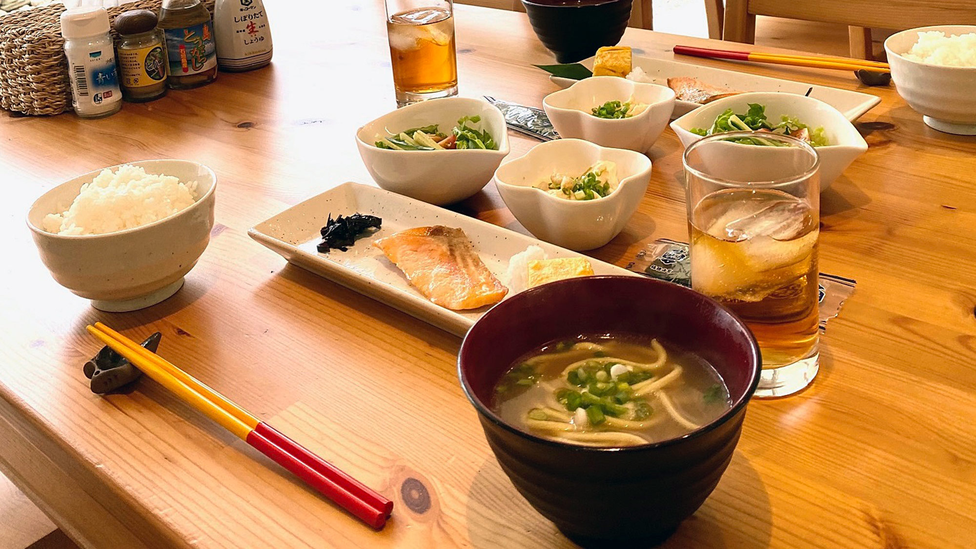 ・【和朝食一例】ご飯や味噌汁、小鉢等バランスの取れた献立内容です