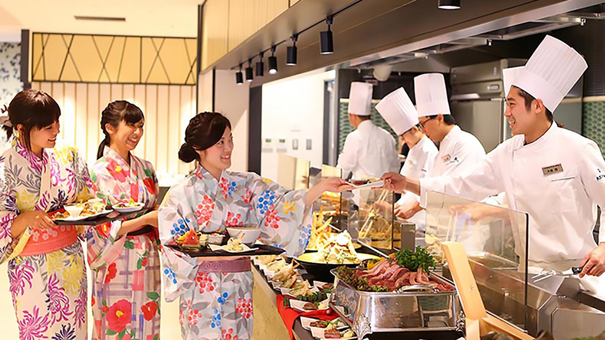 最上階のレストランでは景色も楽めます。ライブキッチンでは鉄板焼きや天麩羅などアツアツをご提供♪　