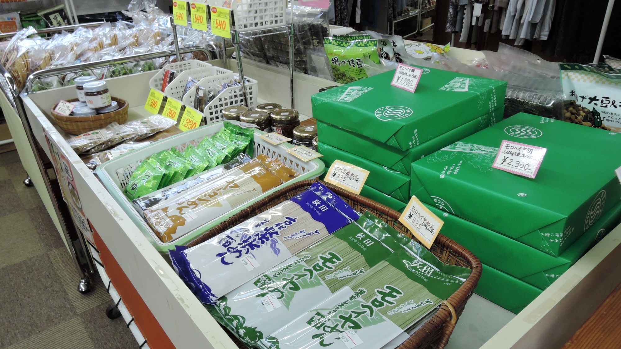 *館内売店／１階ロビー売店ではお土産も揃います。