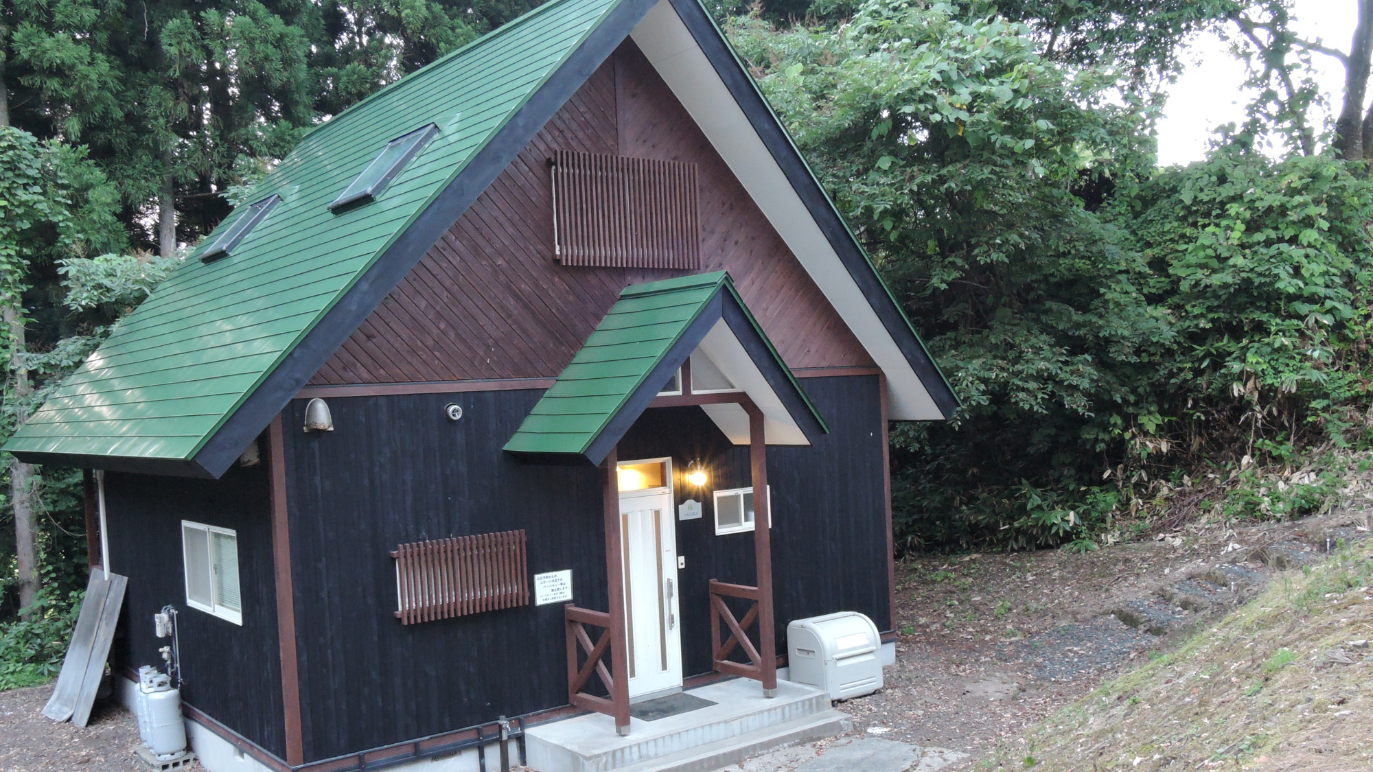 *外観／森の山小屋のような、かわいらしい雰囲気のコテージです。