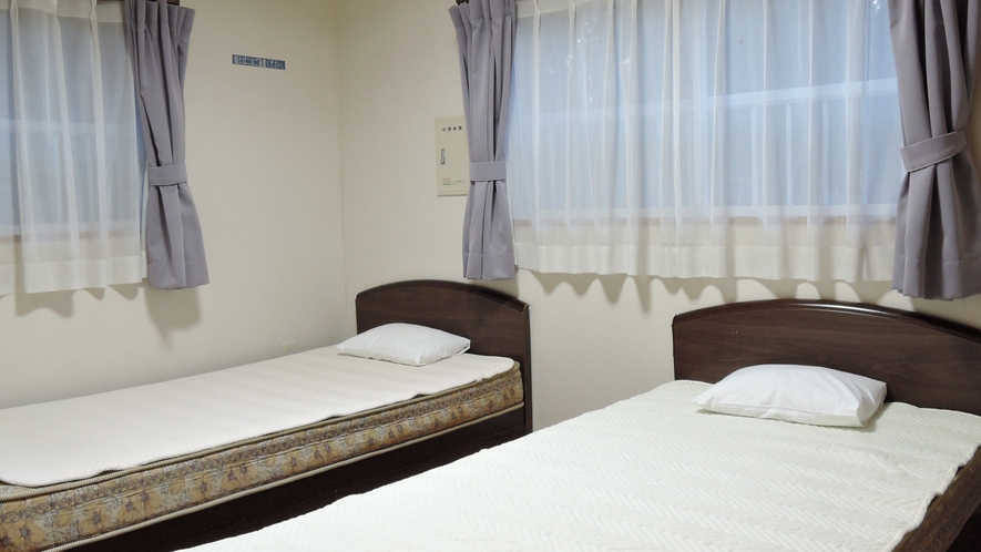 *客室一例／2階洋室のベッド、または1階和室のお布団でおやすみください。
