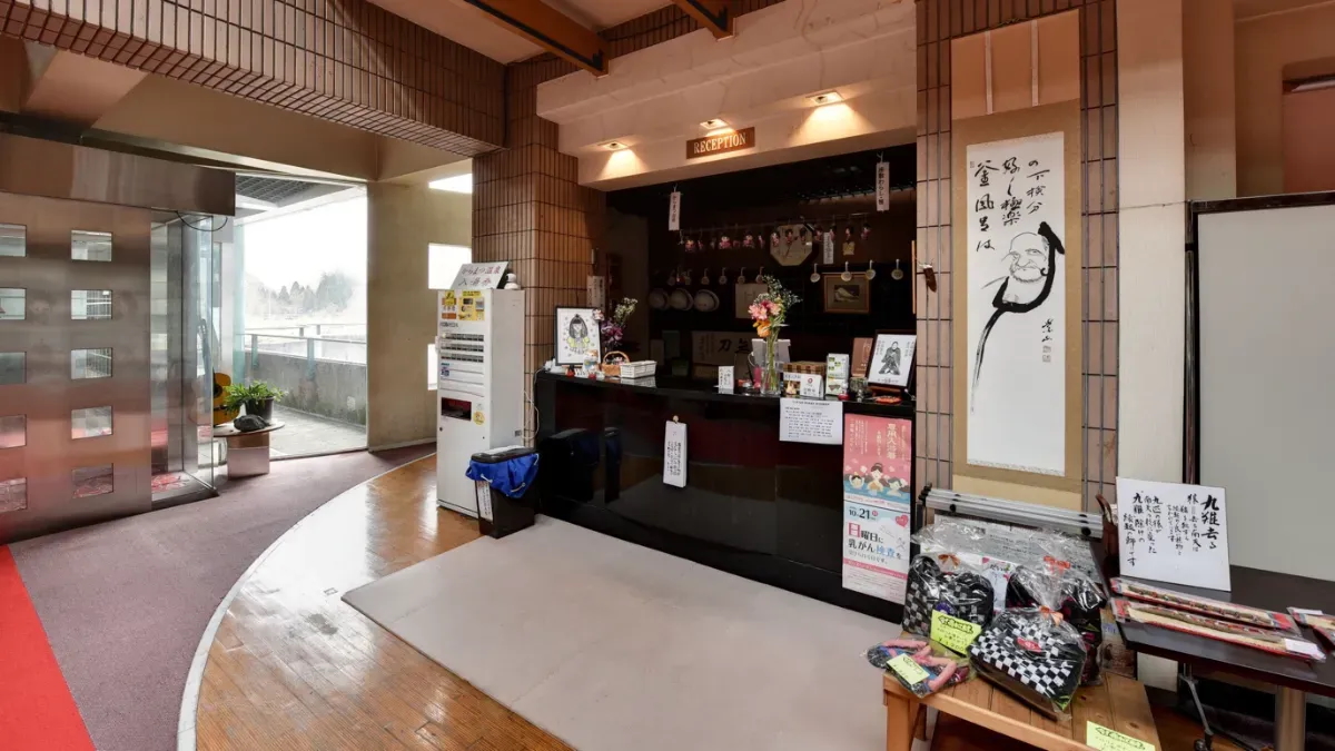 【フロント】源泉掛け流しの温泉、地元食材を活かした料理、そして心安らぐ館内施設をご用意しています