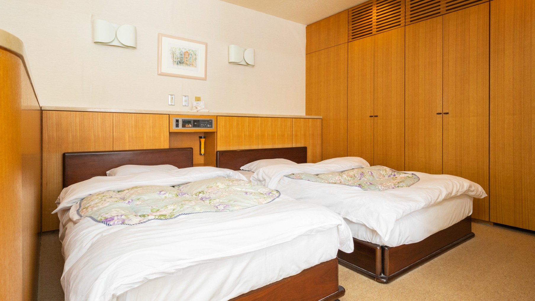 【本館】広め洋室