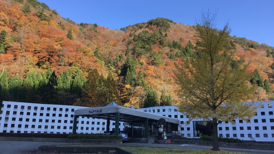 *【紅葉】紅葉スポットへのお出かけに。隣接する山々も深く色付きます。