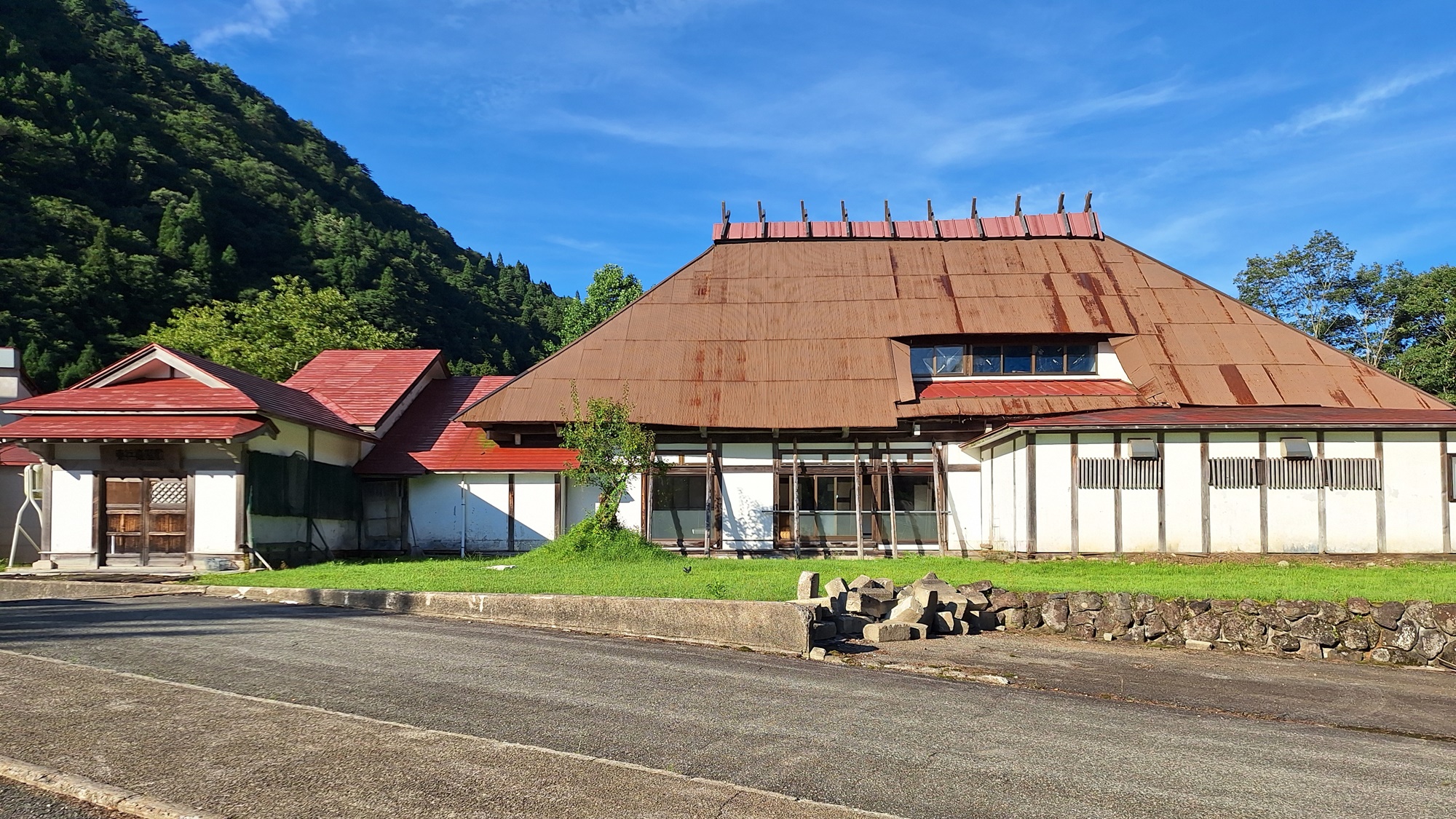 *【別邸・東兵衛屋敷】隣接の大きな茅葺屋根が特徴の古民家が別邸です。