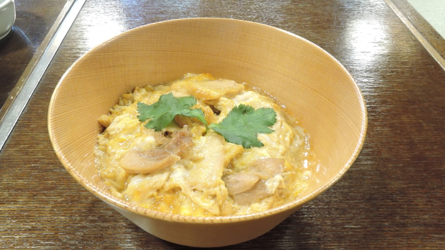 *夕食/「秋田比内地鶏や」直営ならではの極上親子丼は自慢のメニューです。