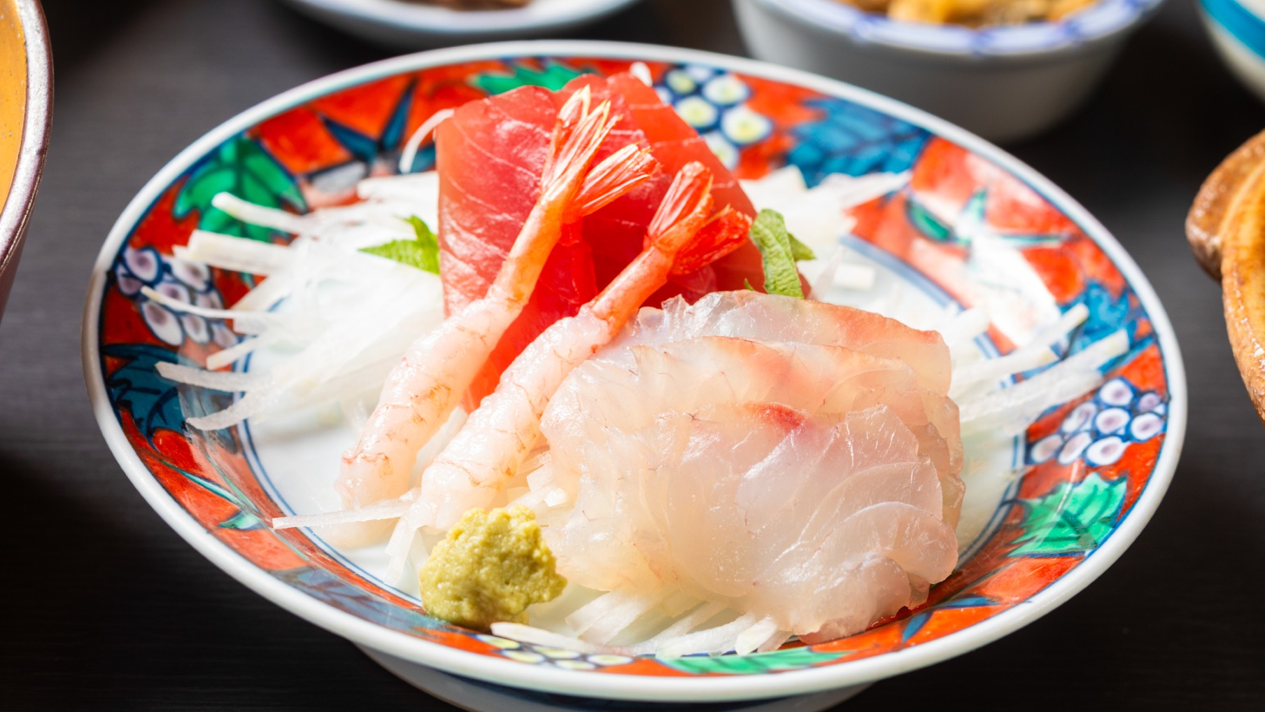 旬の鮮魚を贅沢に盛り込んだ刺身