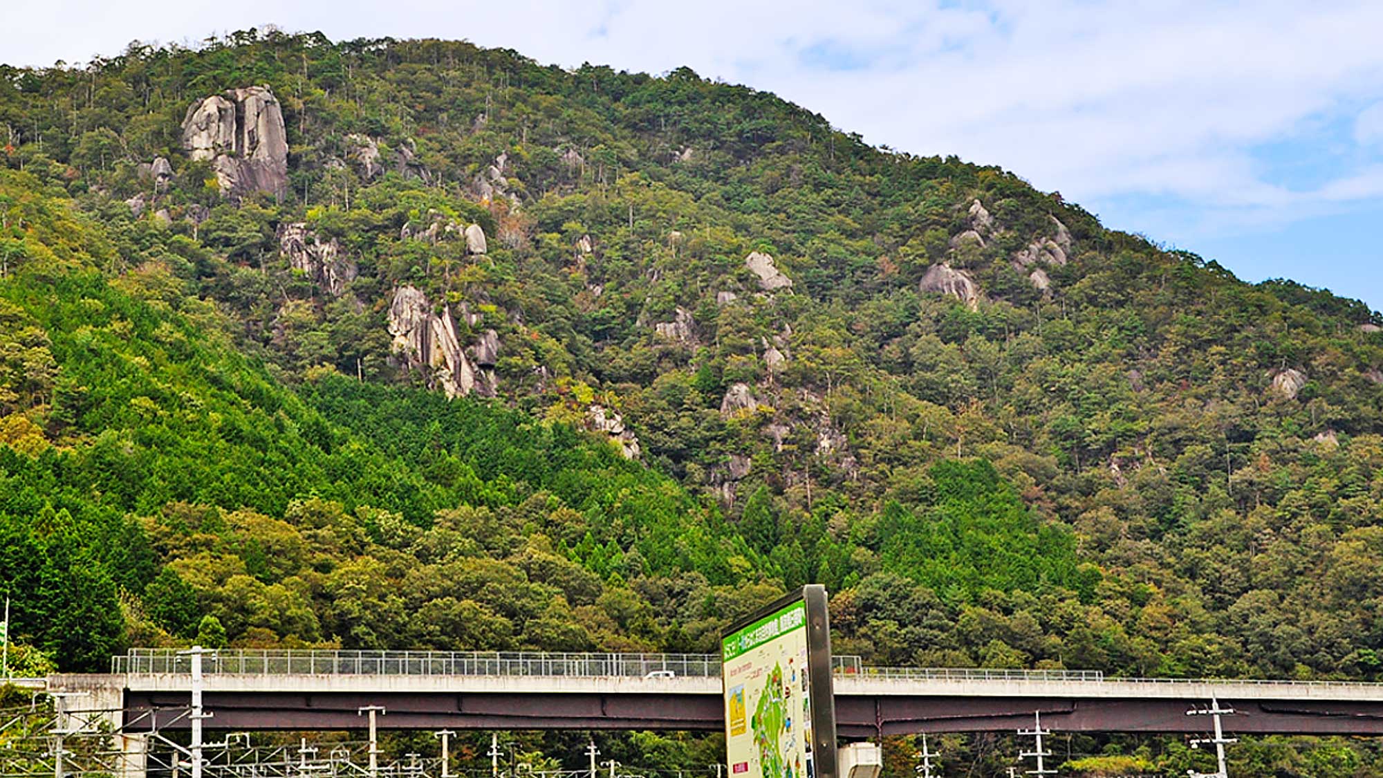 【周辺】石霞渓（せっかけい）：南北12kmにわたる渓谷