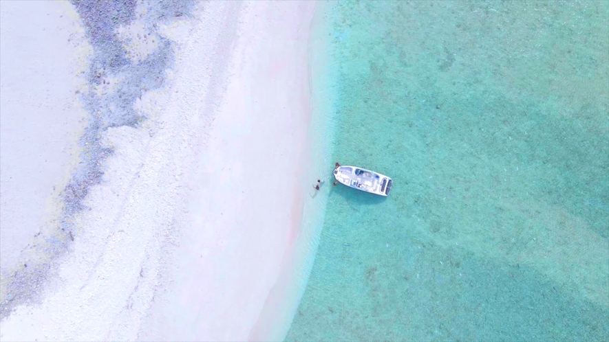 青い海とサンゴ礁でできた無人島