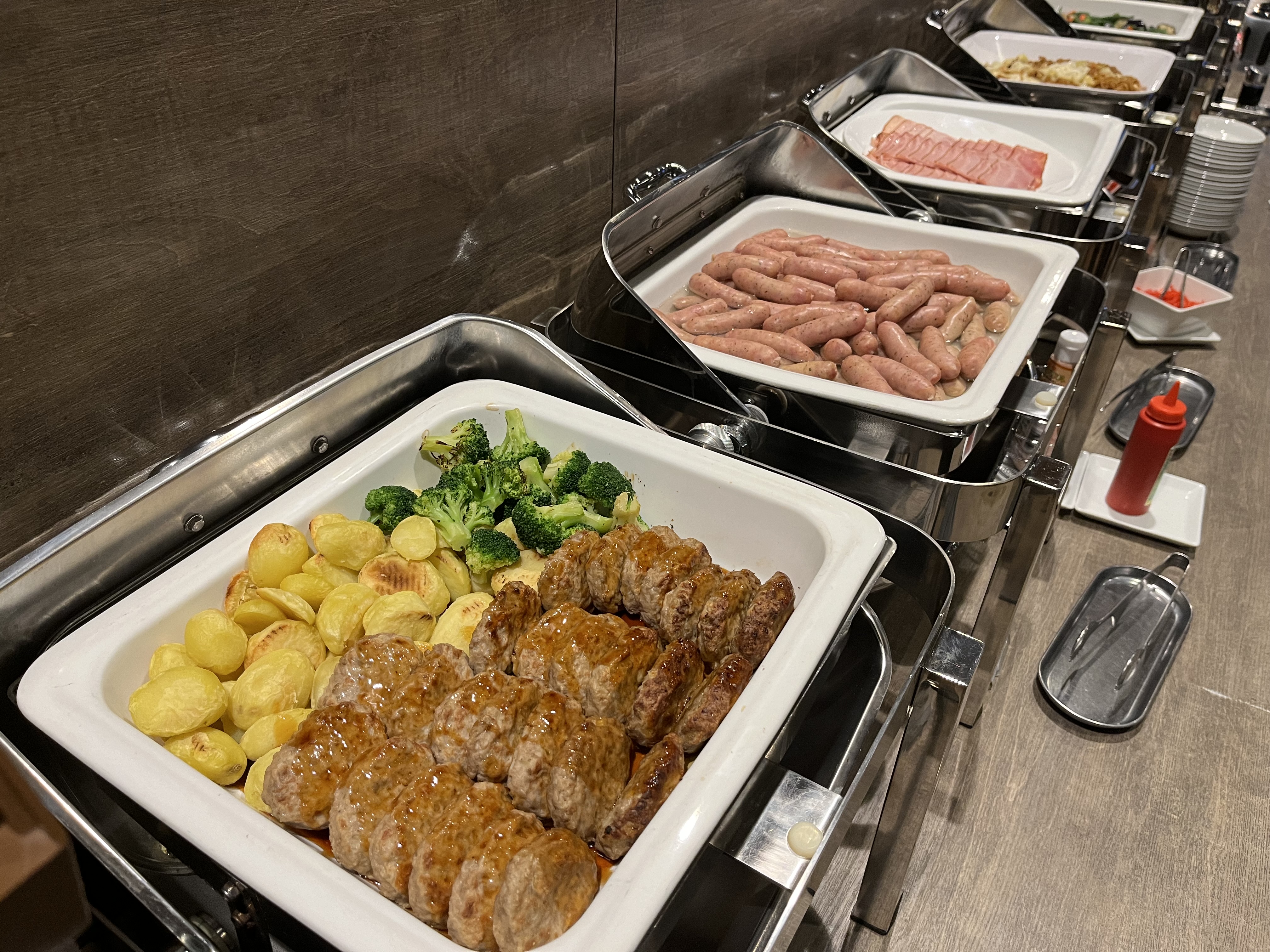 朝食会場　和洋のバイキング