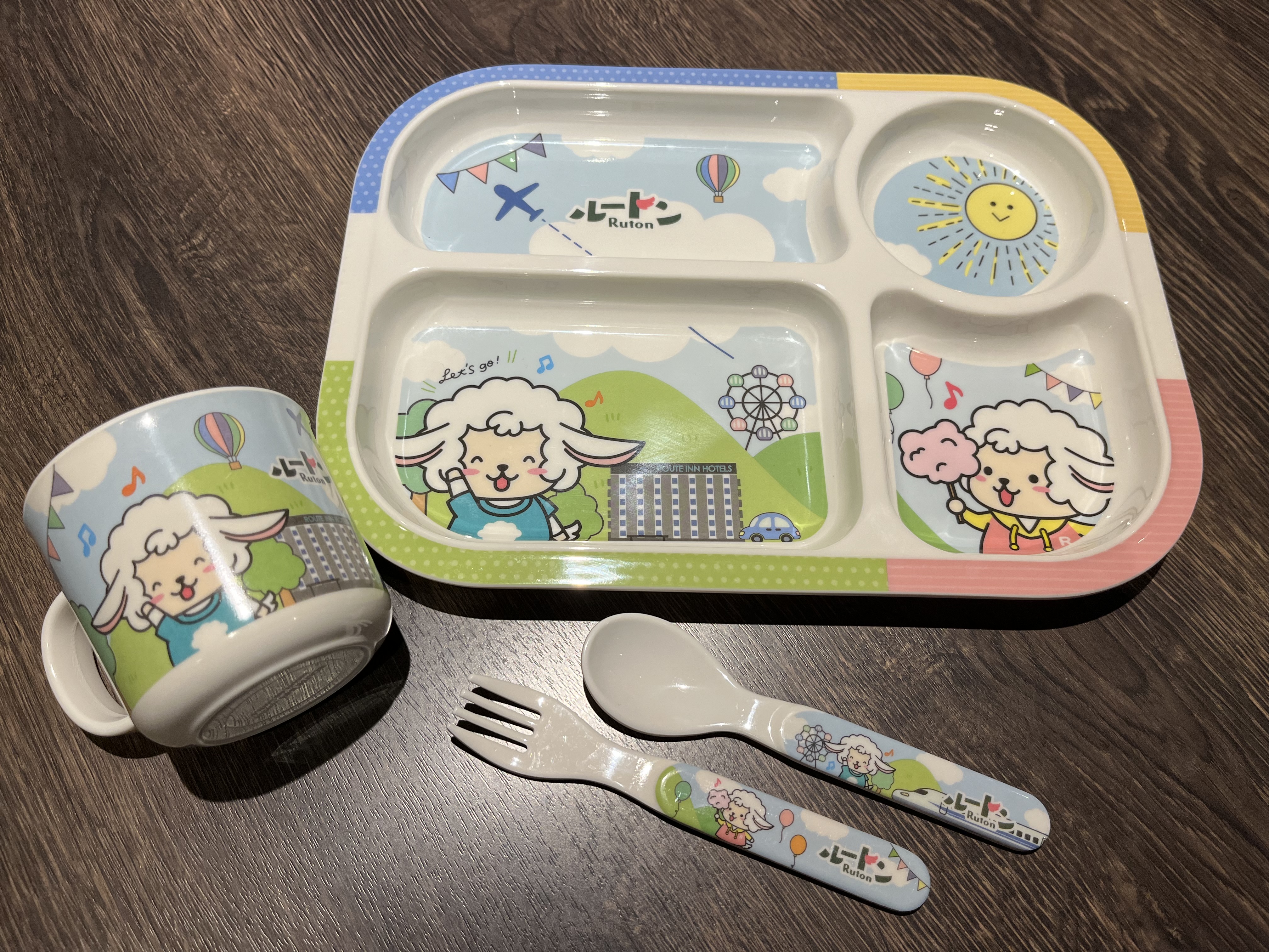 朝食会場　お子様用食器