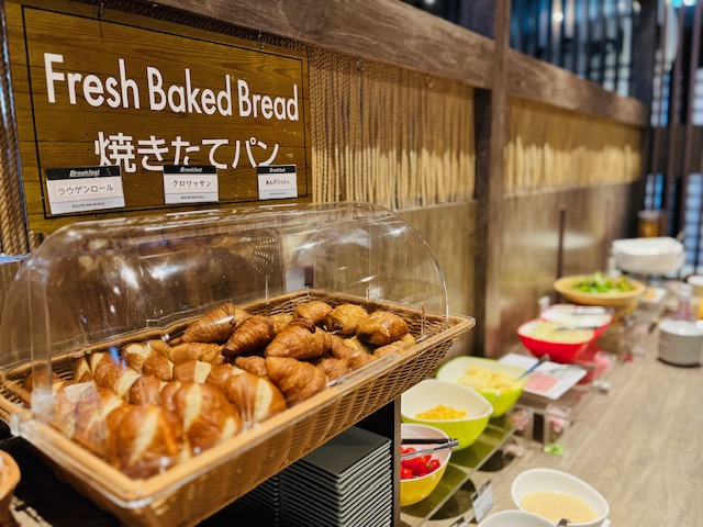 朝食会場　焼きたてパン