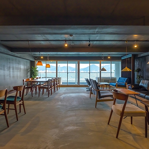 【カフェスペース】関門海峡側のカフェスペースはのんびりと落ち着いた雰囲気