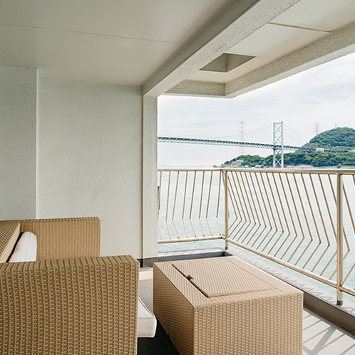 【カフェスペース】テラス席からは間近に関門海峡を行き交う船が