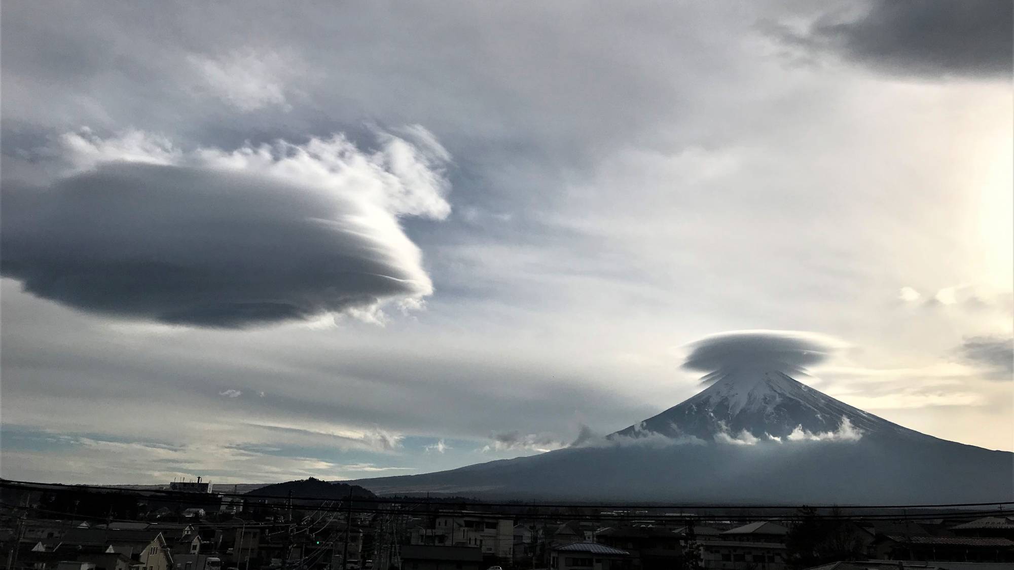 ・＜周辺＞曇りの日の富士山