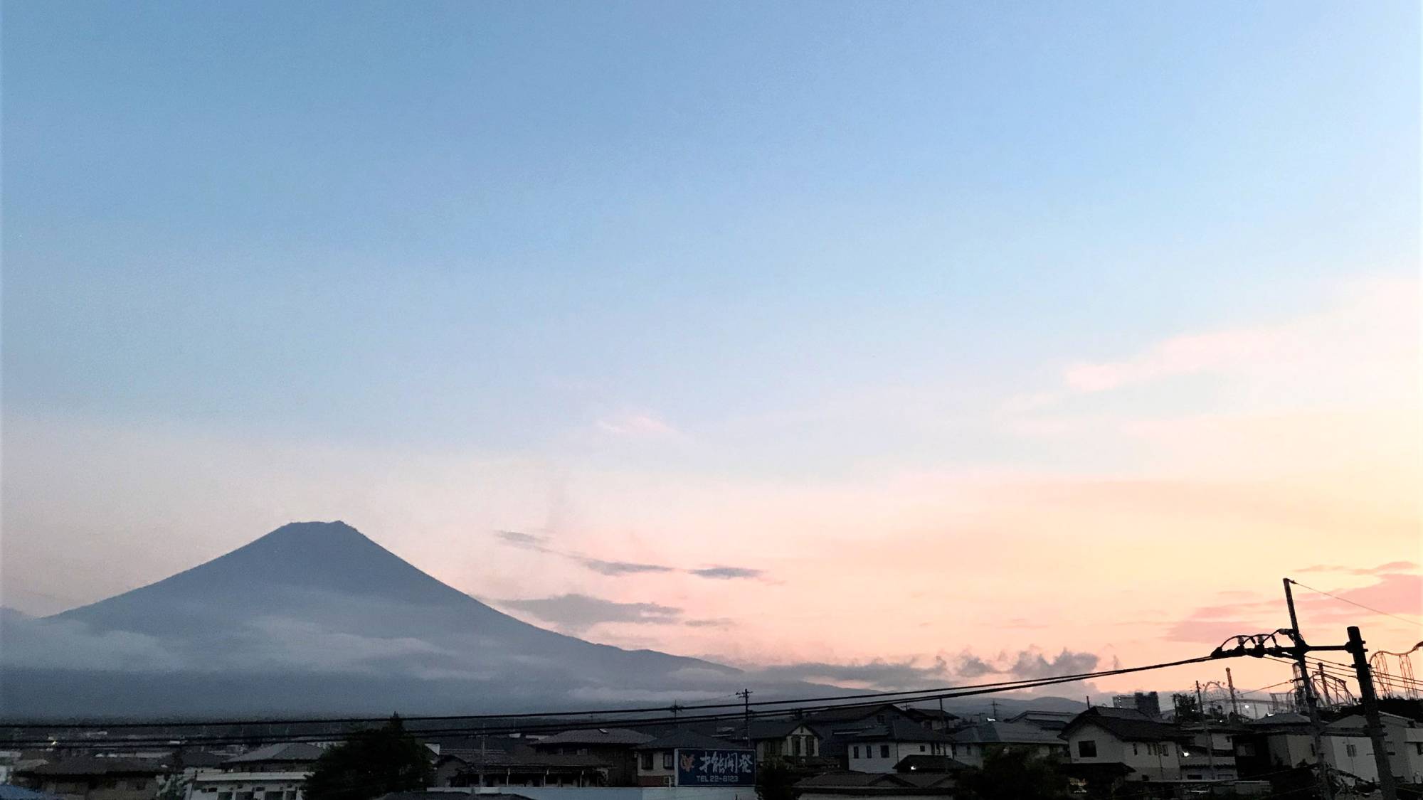 ・＜周辺＞夕暮れに佇む富士山