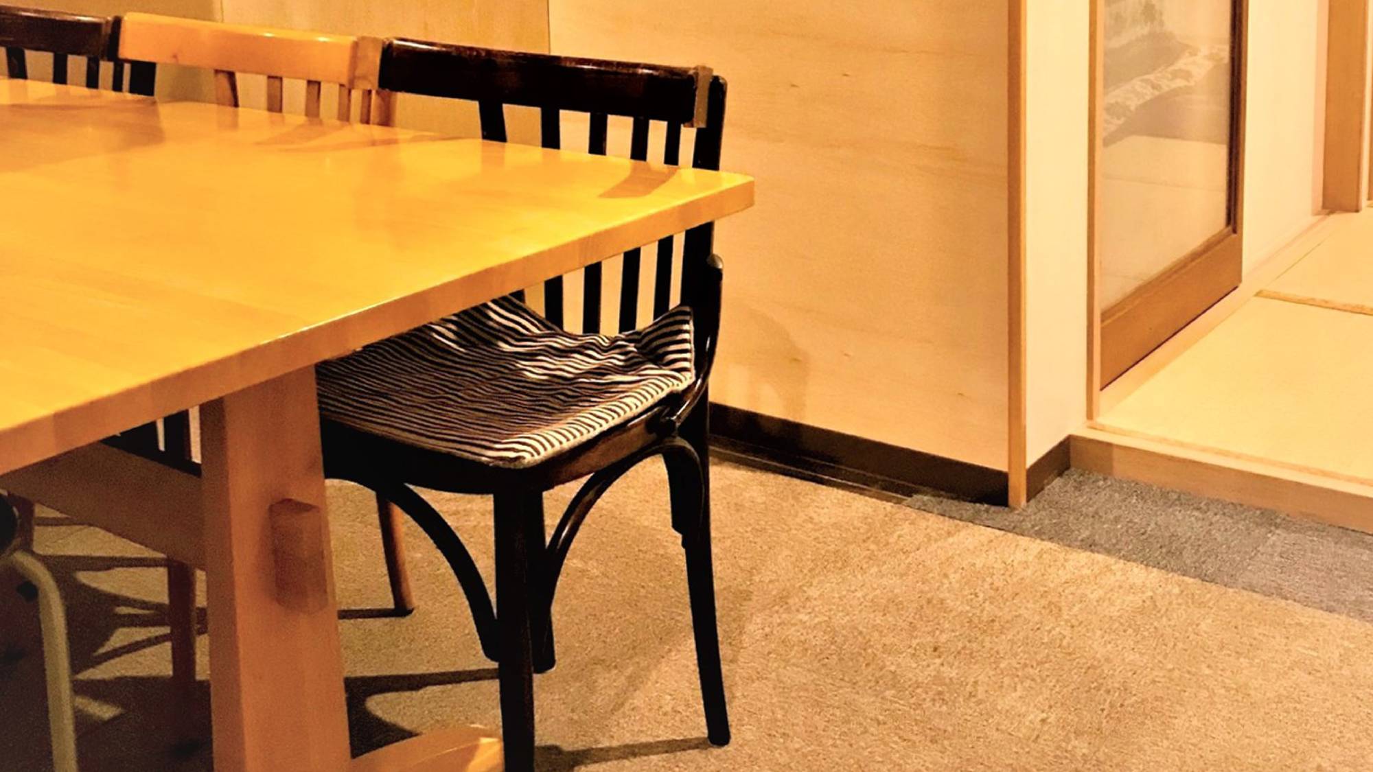 ・共有スペースに大きなテーブルがあり、お食事やお喋りなど、楽しい時間お過ごしください