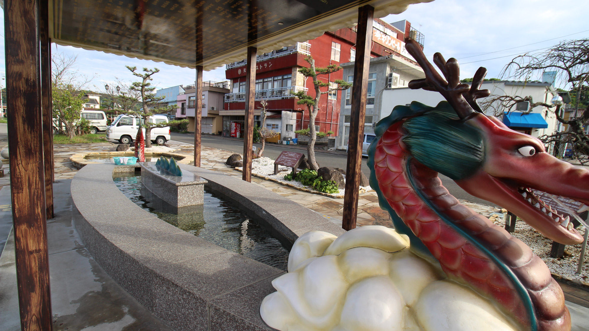 *【足湯】当館の裏にございます。海を見ながらのんびりどうぞ♪