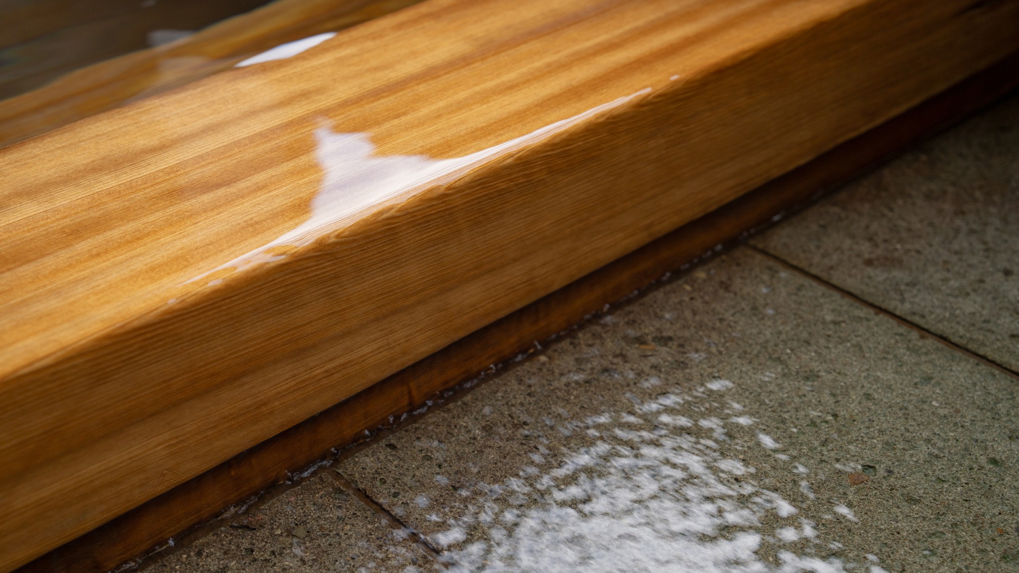 湯船からは常に温泉がオーバーフローしています