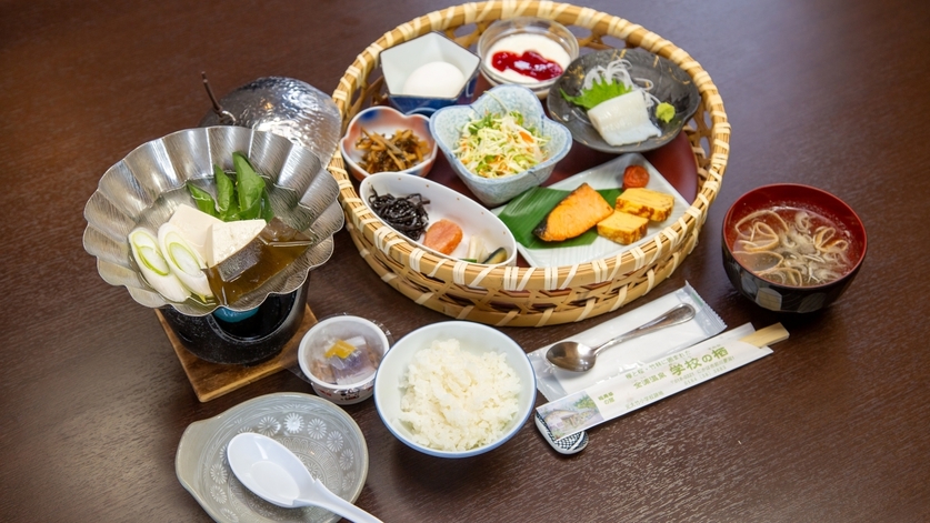 【秋田得旅】【秋田由利牛「特選」サーロインと肩ロースのすき焼きプラン】柔らかな旨味をご堪能/2食付