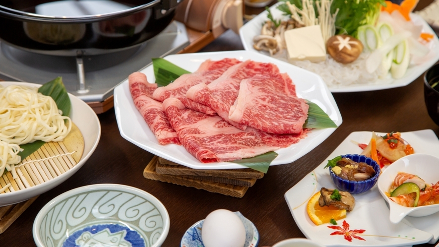 【秋田得旅】【秋田由利牛「特選」サーロインと肩ロースのすき焼きプラン】柔らかな旨味をご堪能/2食付