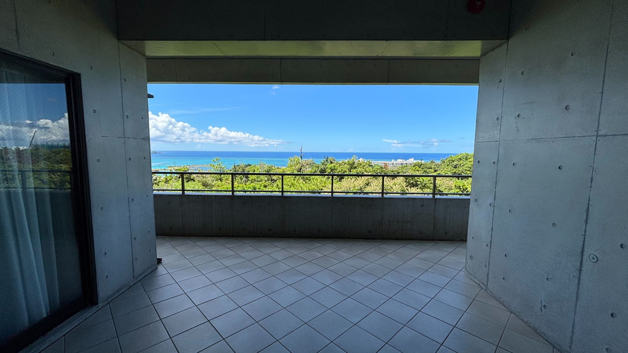 【2F - 海- Ocean -】目の前に広がる碧い海と、木々溢れる緑の海