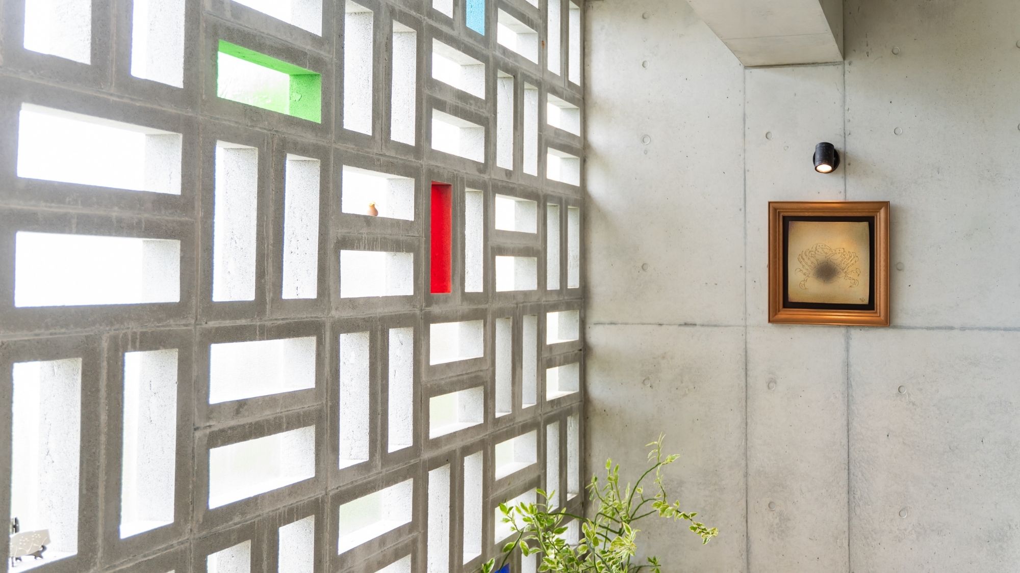 【外観】沖縄の自然をテーマに作品を生み出す陶芸家・玉田彰氏がプロデュースしたコンドミニアム