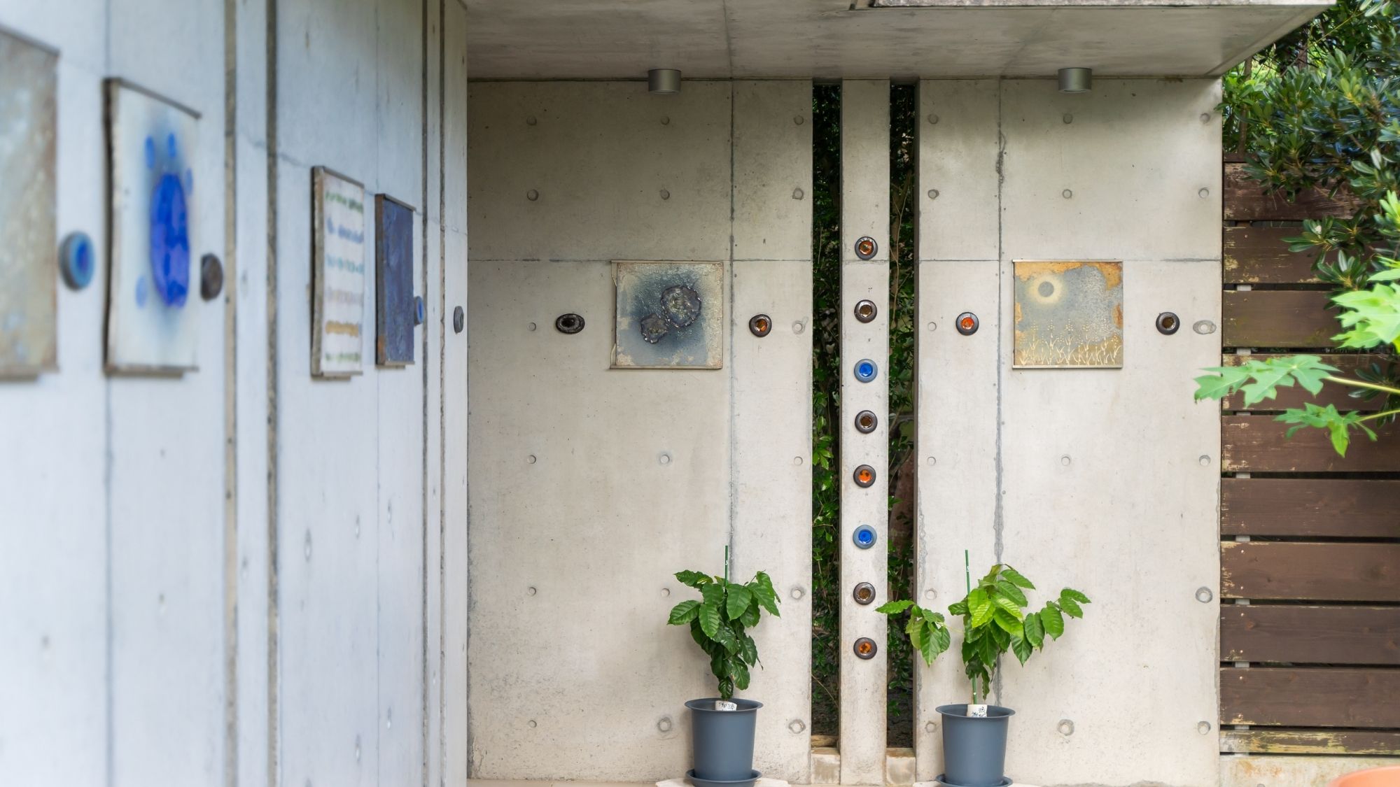 【外観】土花土花（どかどか）の由来、陶芸作品は土から生まれた美しい花を思い、心を込めて形にしています