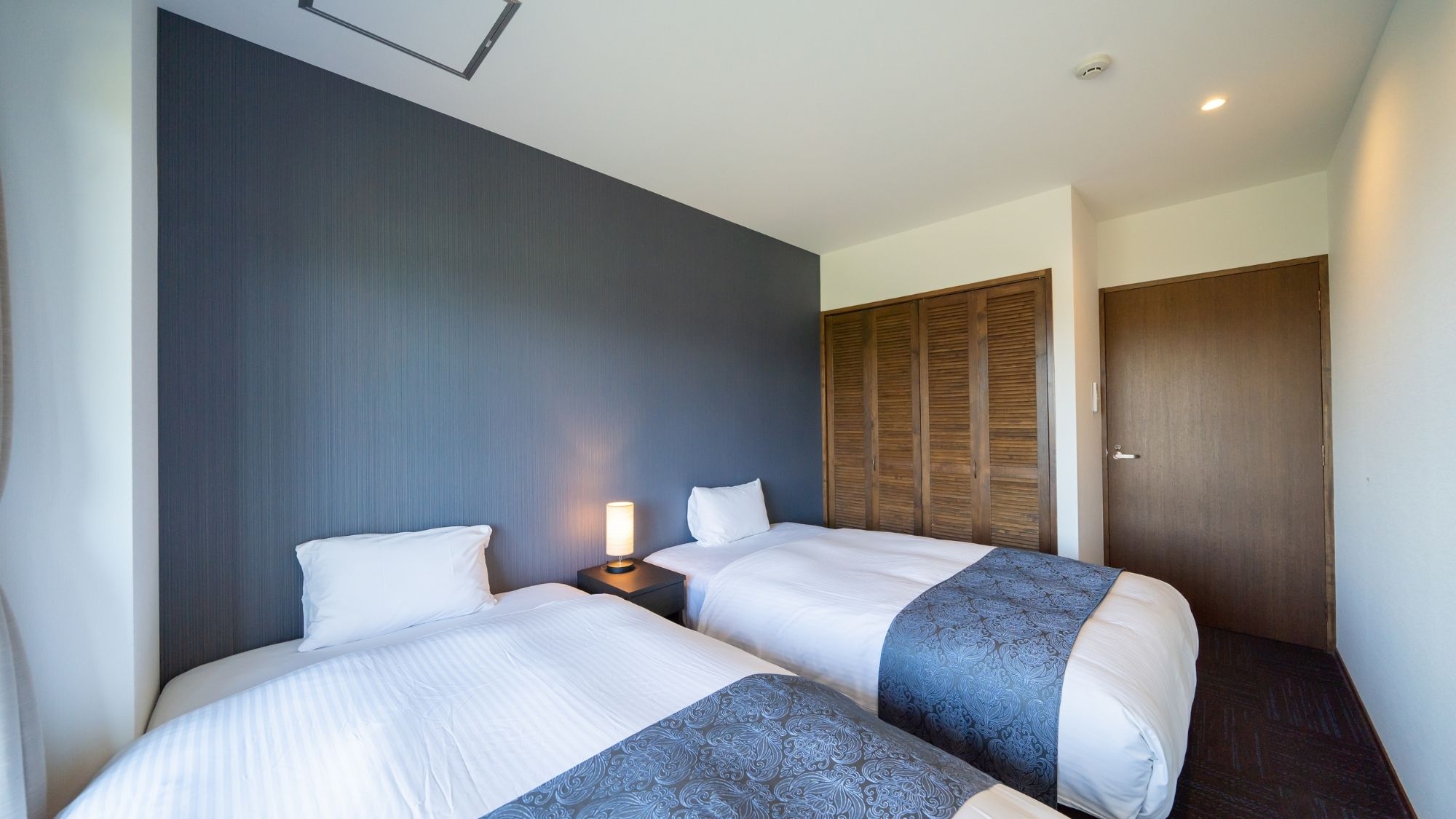 【3F - 風 - Wind -】セミダブルベッド2台&times;3寝室。グループでもゆったり滞在。