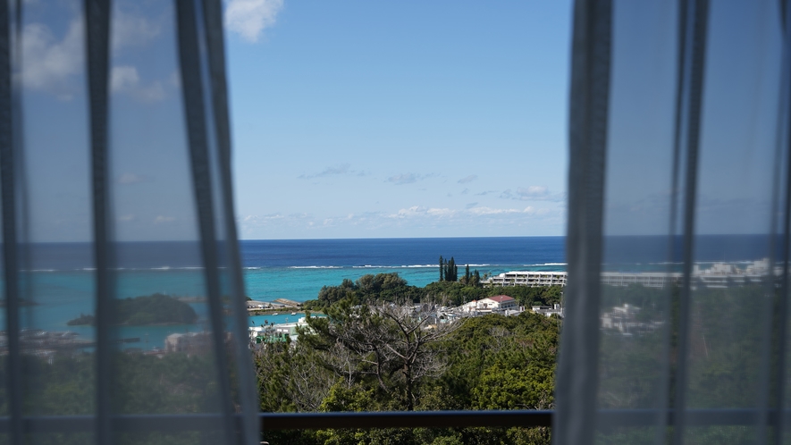 ３階客室からの眺望　朝起きると、目の前には沖縄の青い空が広がる幸せ