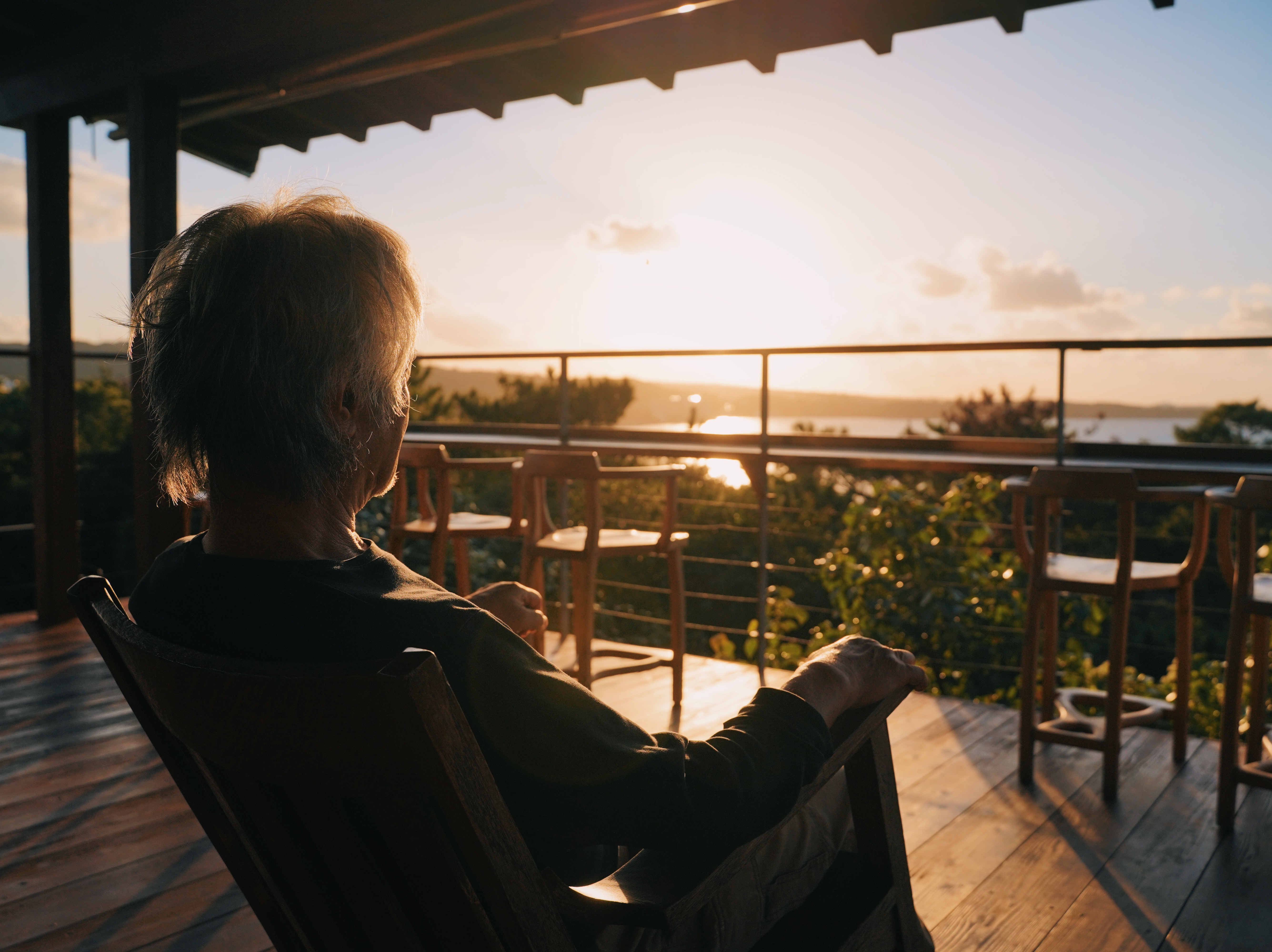【ギャラリー】沖縄県・恩納村の大自然に囲まれた地で作陶する「青風窯」主宰、玉田彰。