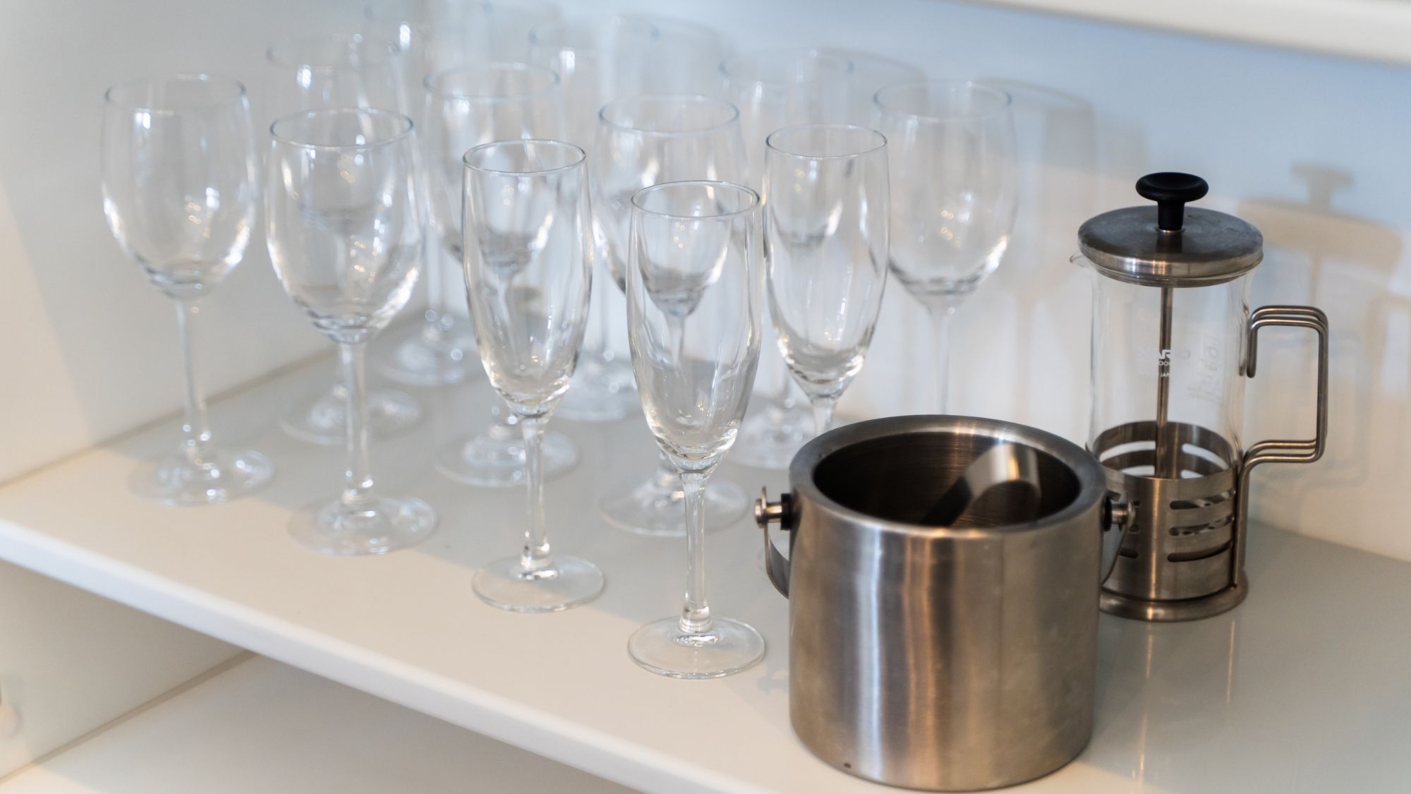 【部屋設備】大人数での滞在に合わせて食器等も数多く揃えております。