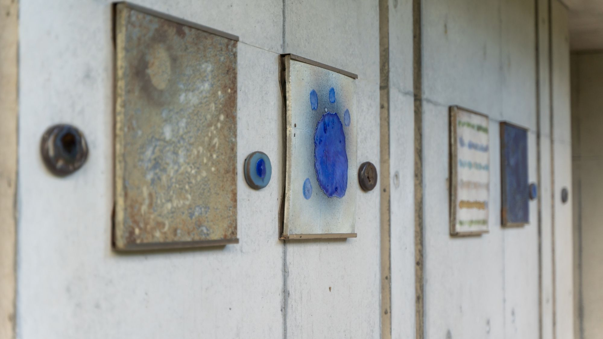 【外観】シンプルモダン、そして陶芸作品を用いたインテリアは 非日常の時間の演出します