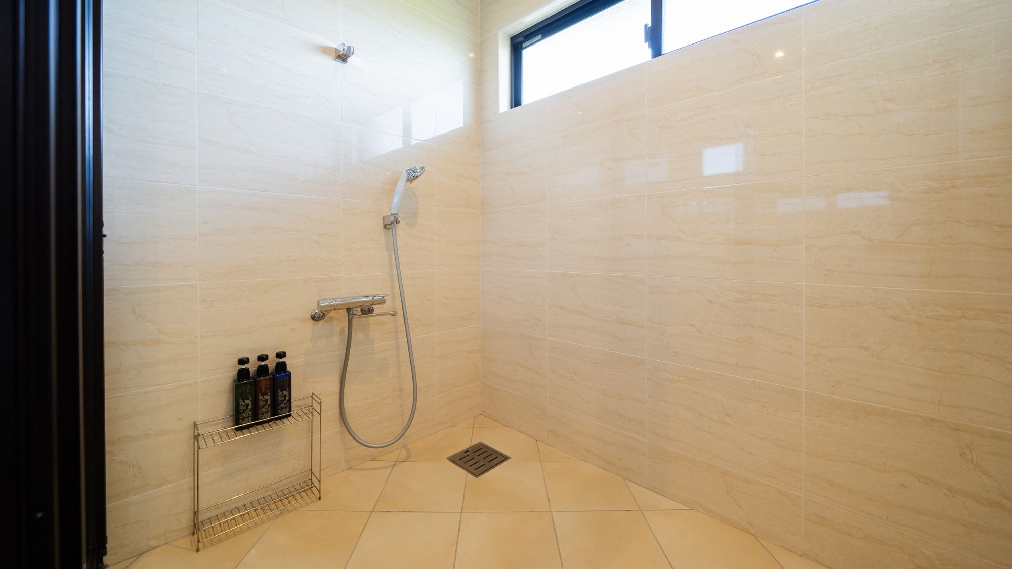 【3F - 風 - Wind -】バス・トイレ付き、全館禁煙の快適なスイートルーム。