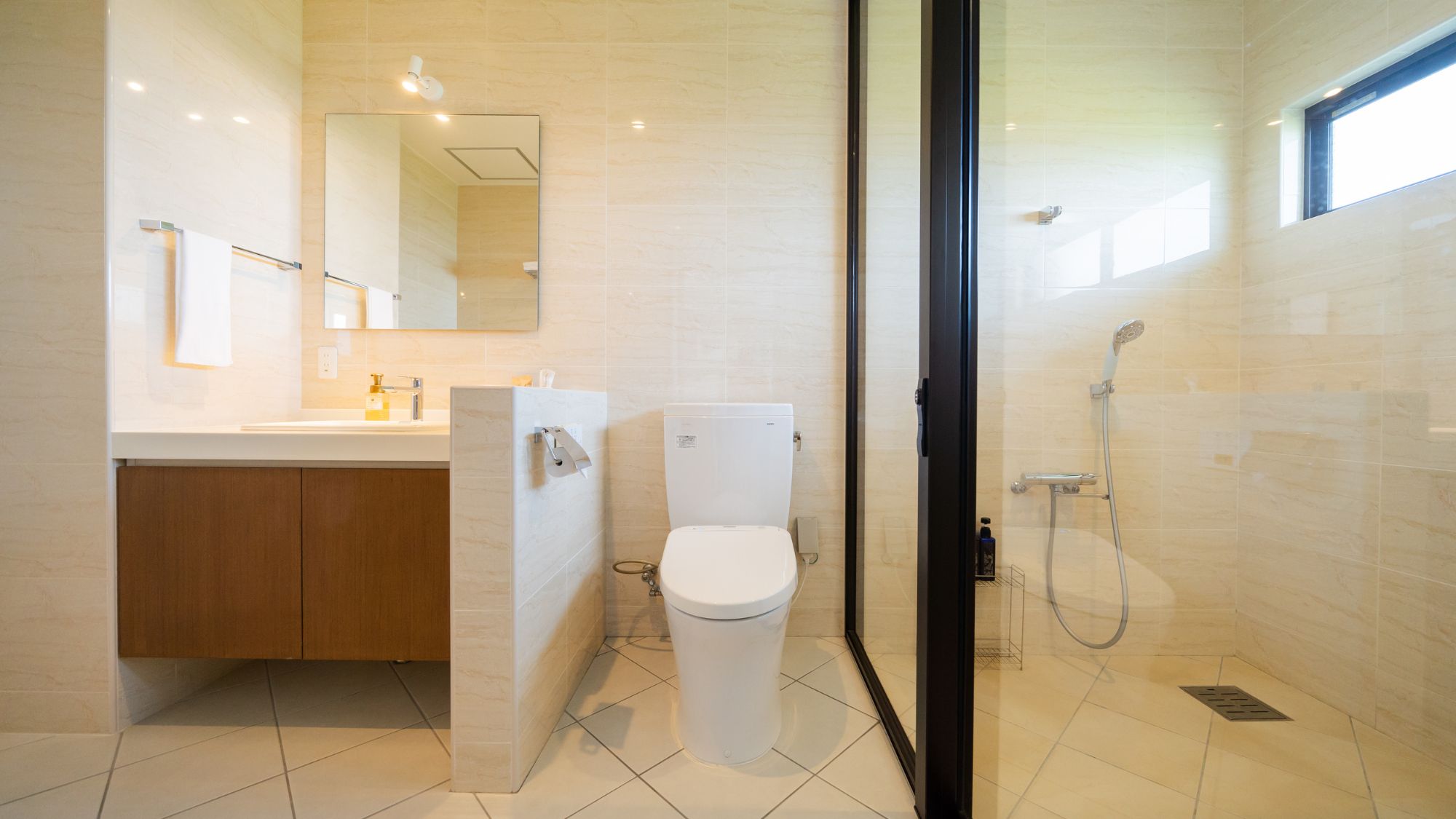 【3F - 風 - Wind -】バス・トイレ付き、全館禁煙の快適なスイートルーム。