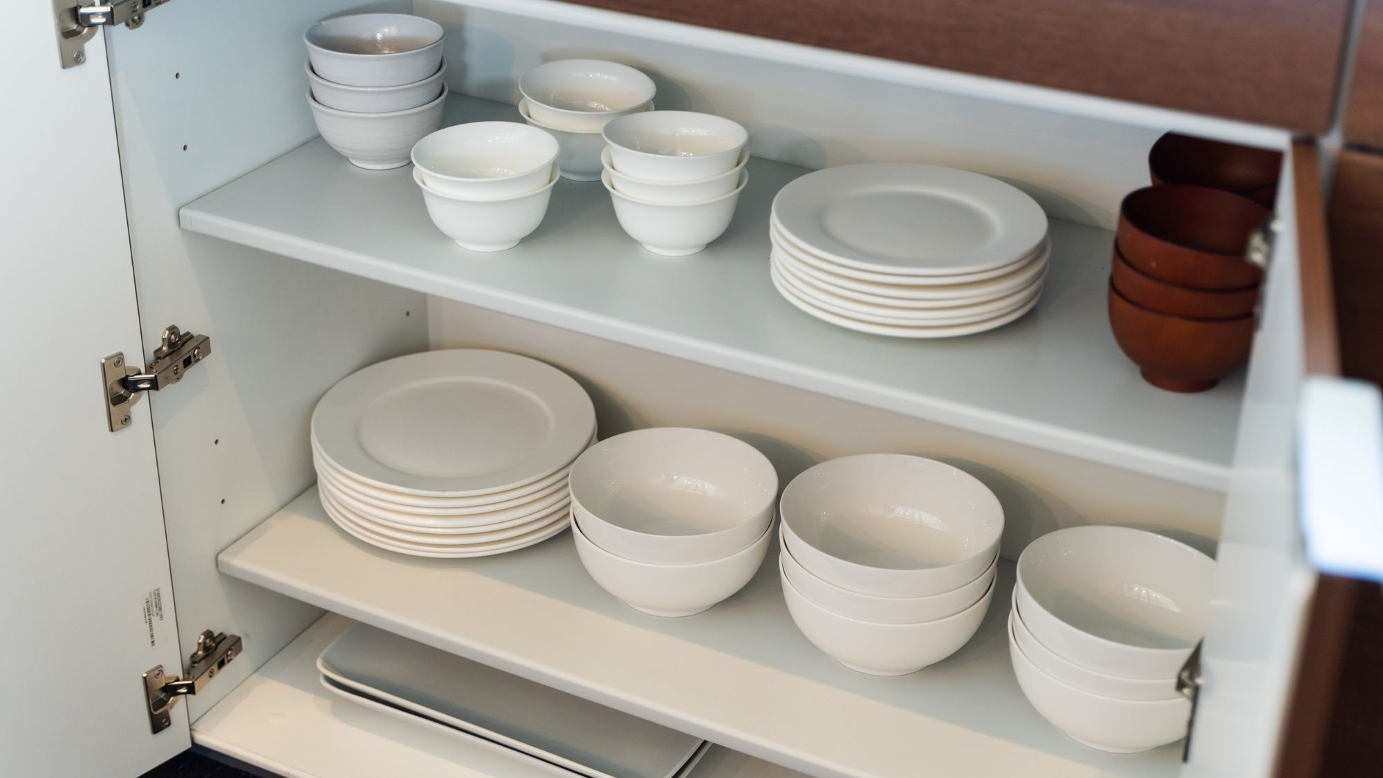 【部屋設備】大人数での滞在に合わせて食器等も数多く揃えております。