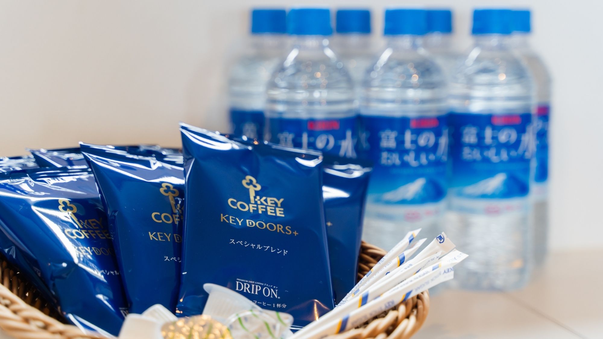 【部屋設備】アメニティのコーヒーとウェルカムドリンク