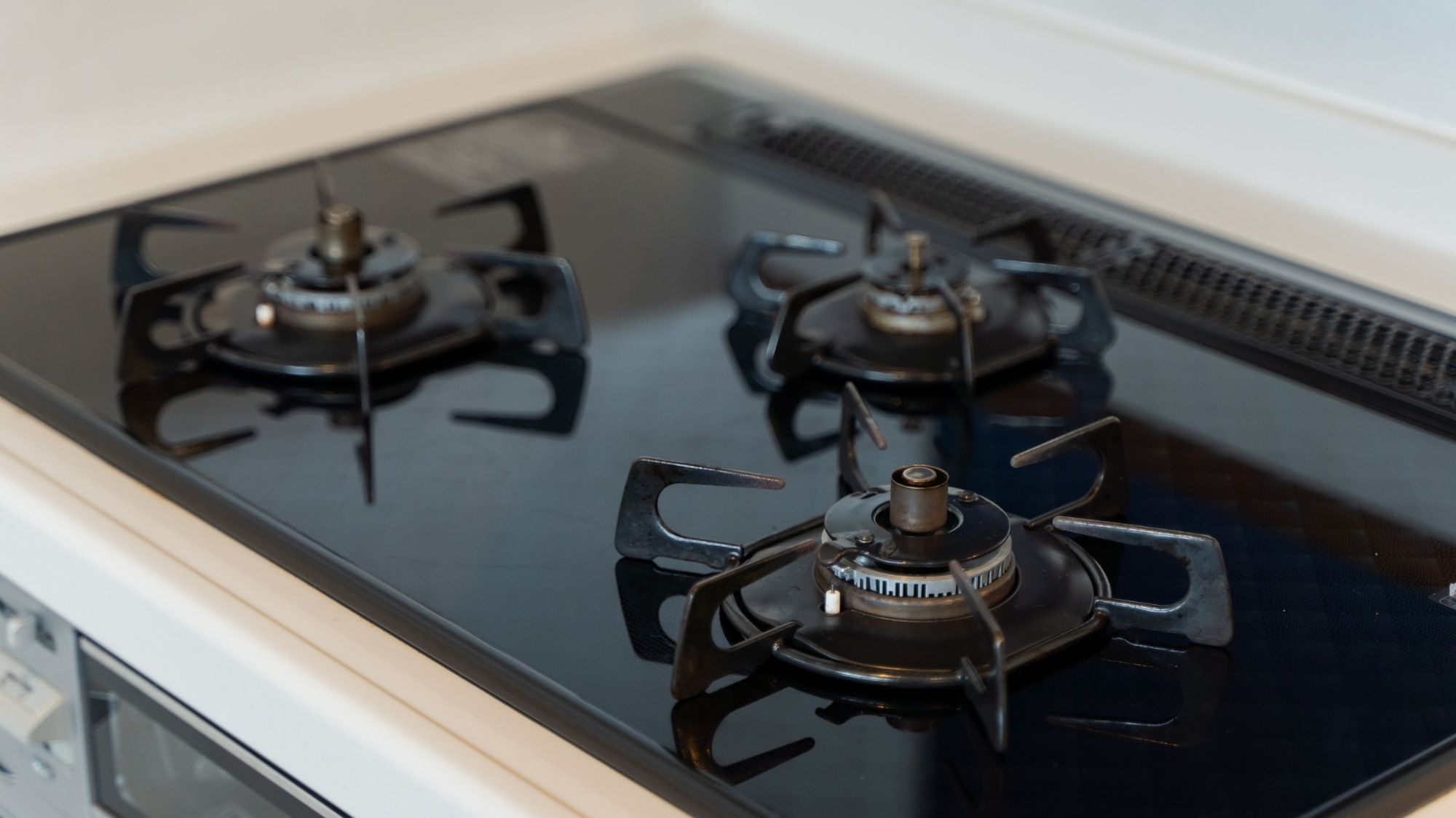 【部屋設備】大人数の滞在でも便利な3口コンロになっております。