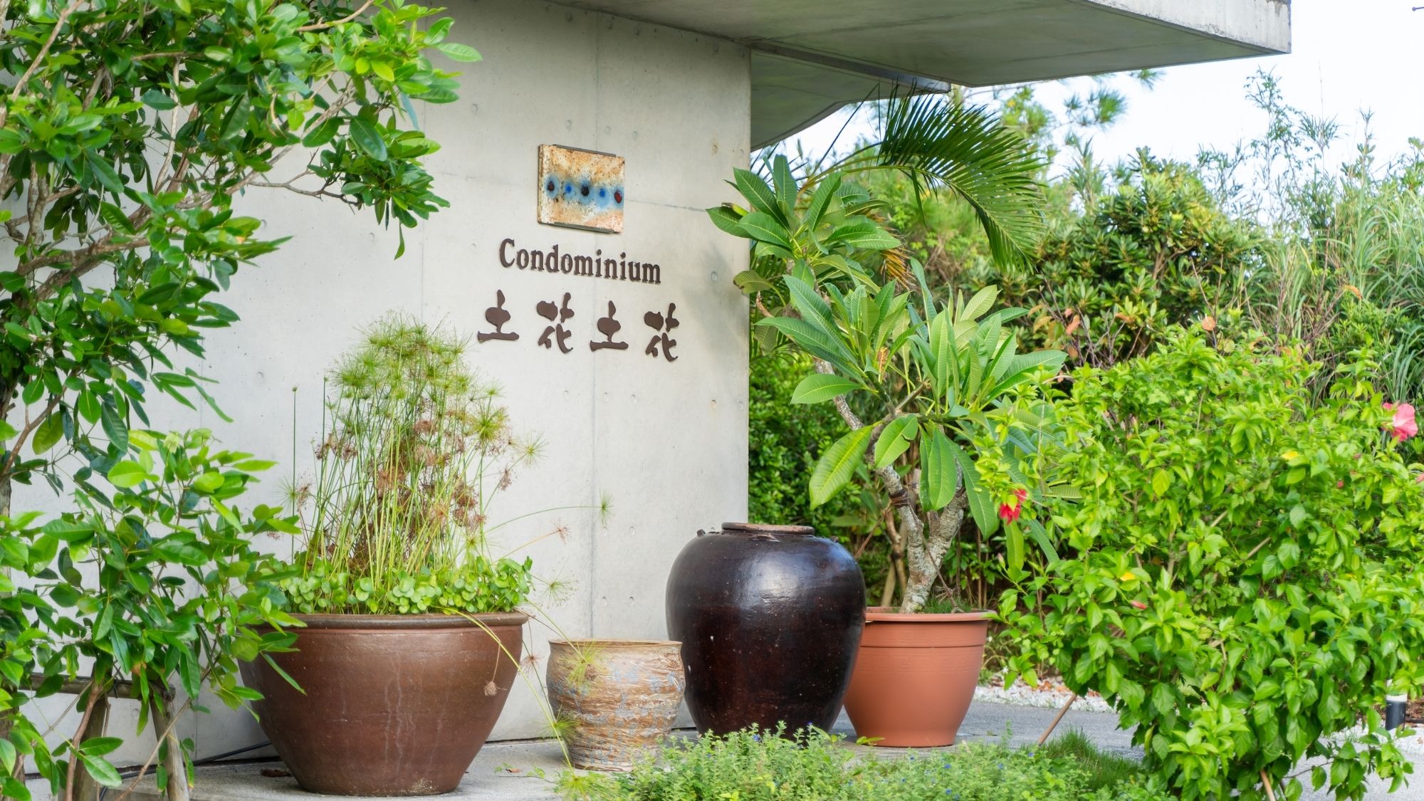 【外観】各部屋に2台ずつ(縦列駐車)無料駐車場有り。予約不要