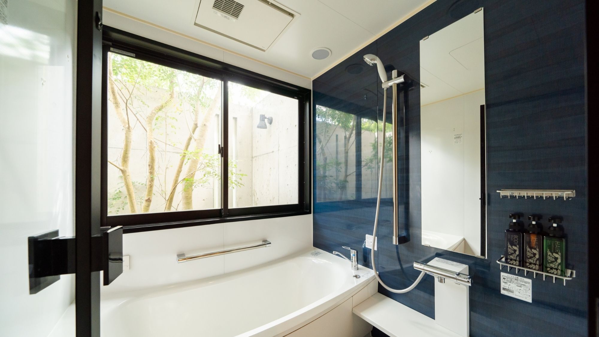 【1F - 森 - Forest -】バス・トイレ付き、全館禁煙の快適なスイートルーム。