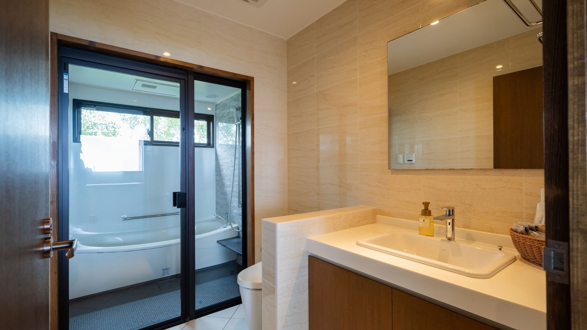 【2F - 海- Ocean -】バス・トイレ付き、全館禁煙の快適なスイートルーム。