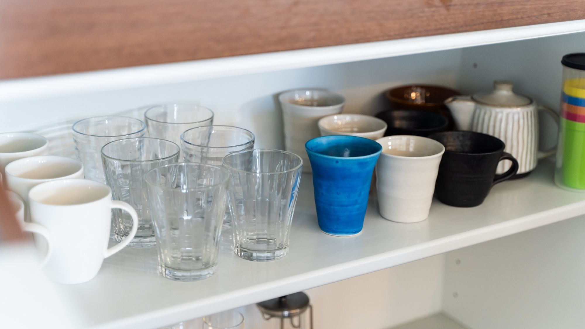 【部屋設備】大人数での滞在に合わせて食器等も数多く揃えております。